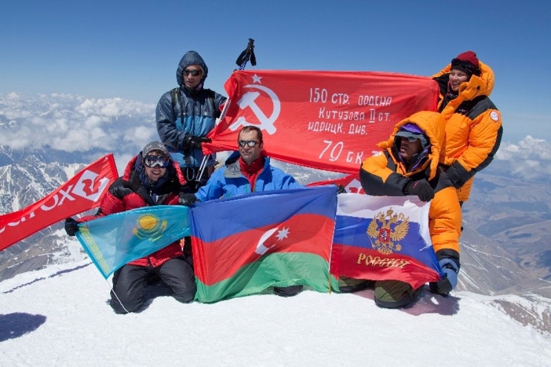 Казахстанская команда альпинистов держит Знамя Победы. Фото ©Максут Жумаев