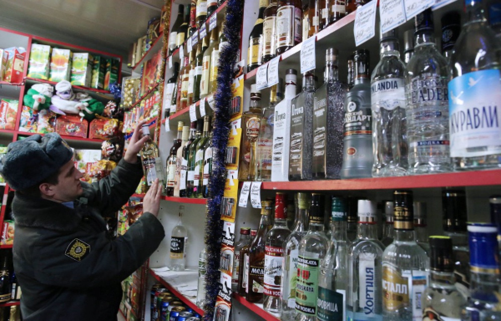 Рейд сотрудников полиции РФ в точку продажи алкогольной продукции. Фото РИА Новости©
