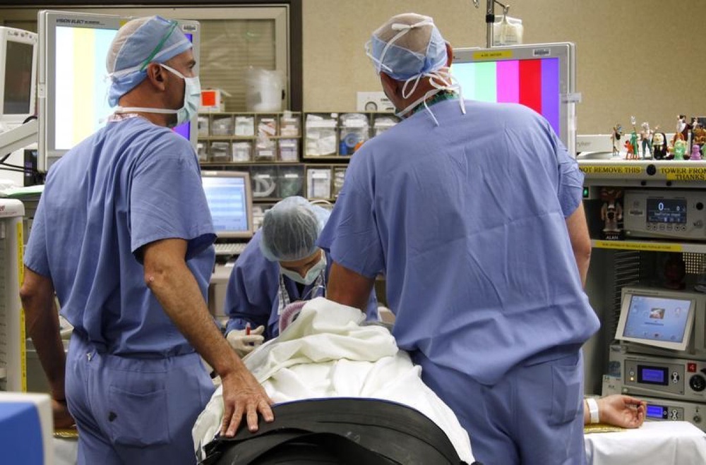 Анестезиологи готовят пациента к операции. Фото REUTERS/Rick Wilking©