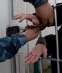 Торговцев "барахолки" в Алматы арестовали из-за попытки облить авто бензином