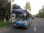 В Алматы автобус протаранил мусоровоз