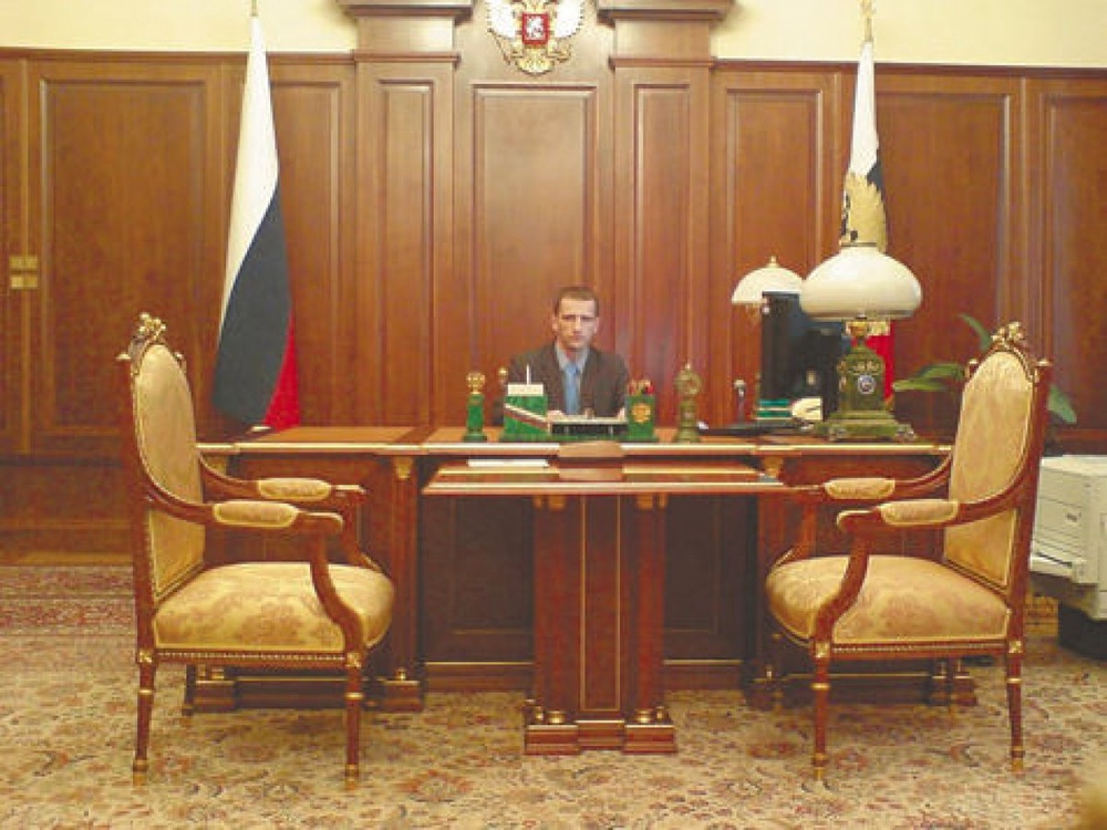 Устимчук позирует в кабинете президента. Фото с сайта mk.ru