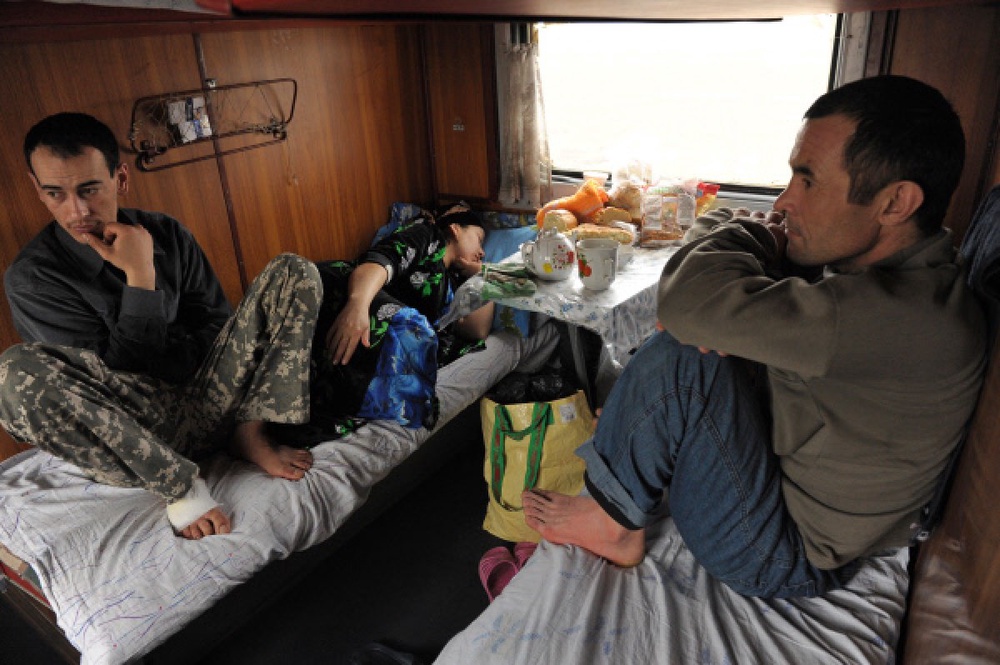 Таджикские трудовые мигранты в вагоне поезда Москва-Душанбе. Фото ©РИА Новости