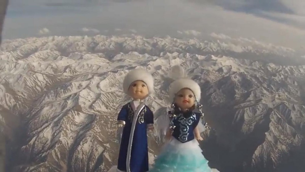 Куклы взлетели на высоту 20 километров