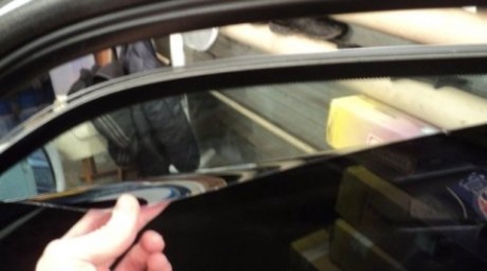 Тонировочная пленка на стекле автомобиля