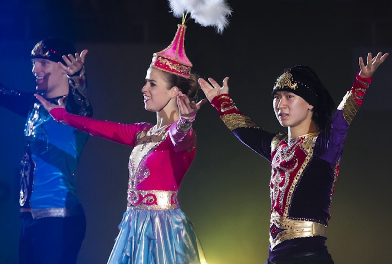Фигуристы в национальных казахских костюмах