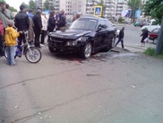 Иномарка влетела на крыльцо торгового центра в Павлодаре