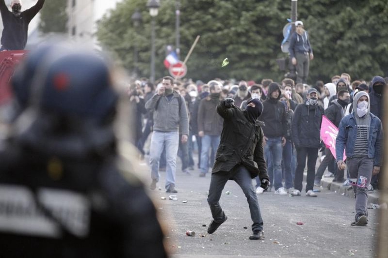 Беспорядки в Париже. Фото REUTERS/Pascal Rossignol©