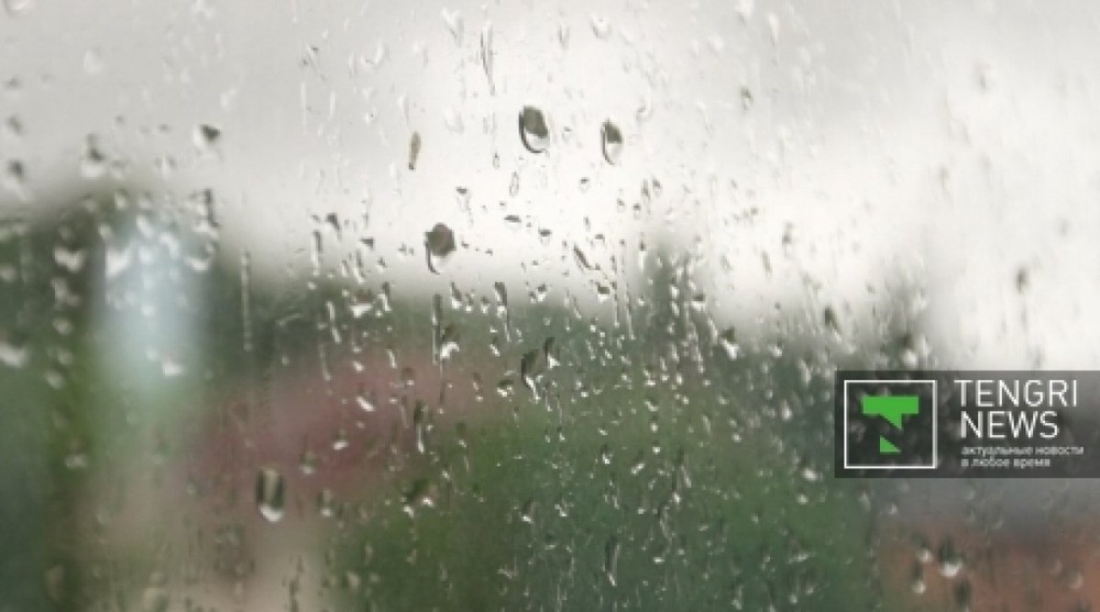  Капли дождя на оконных стеклах. Фото Tengrinews©