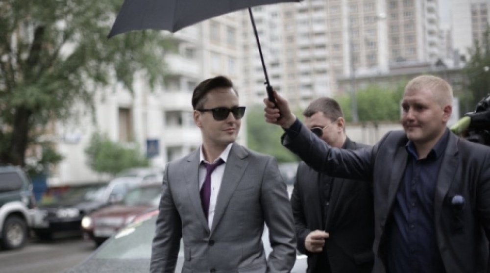 Певец Виталий Грачев (слева), известный под псевдонимом Витас, у здания Останкинской межрайонной прокуратуры. Фото ©РИА Новости