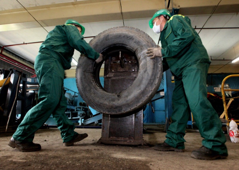 Утилизация автомобильных покрышек. Фото ©РИА Новости