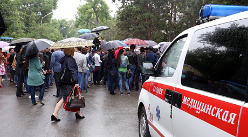 Во время проведения ЕНТ у здания КазНУ находится карета скорой помощи. Фото ©Ярослав Радловский