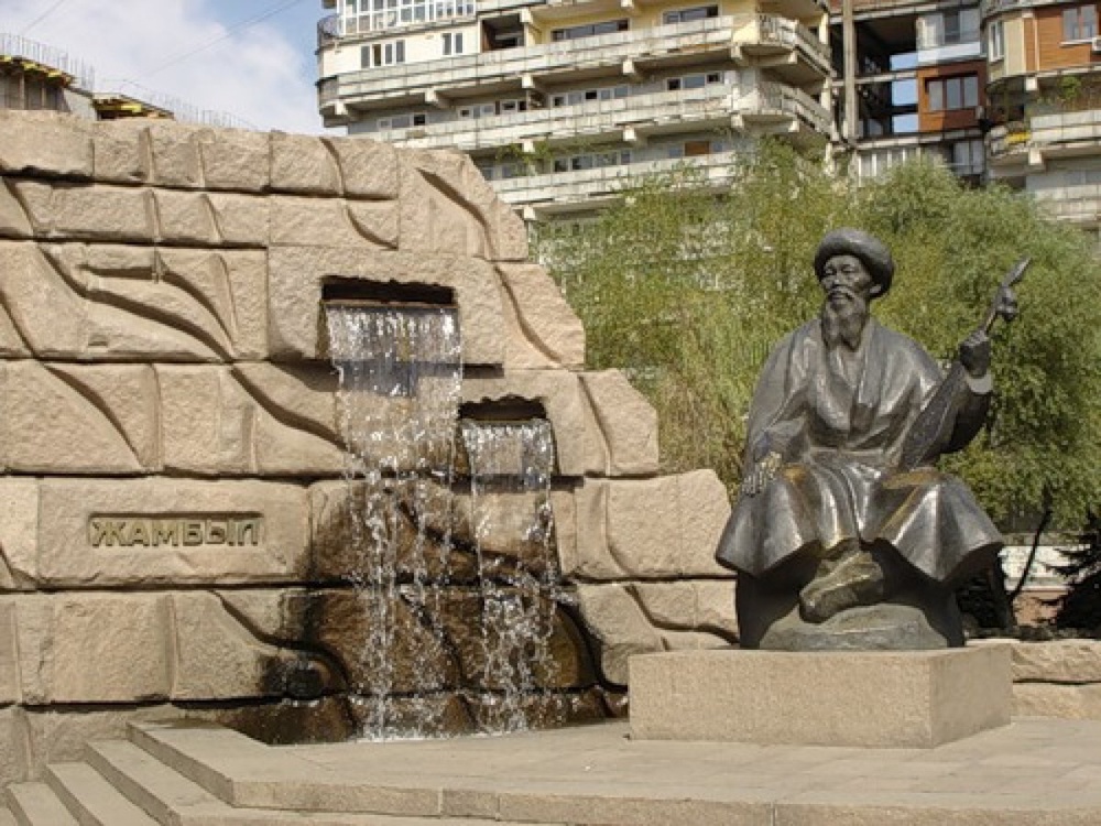 Памятник Жамбылу в Алматы. Фото с сайта blogspot.com