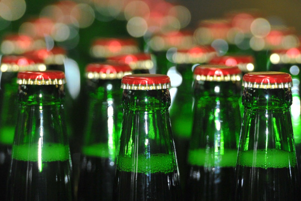Стеклянные бутылки с готовой продукцией. Фото ©РИА Новости