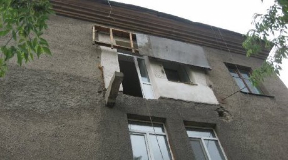 Обрушившийся балкон. Фото предоставлено жителями дома