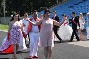 Супружеские пары стали участниками парада женихов и невест в Алматы