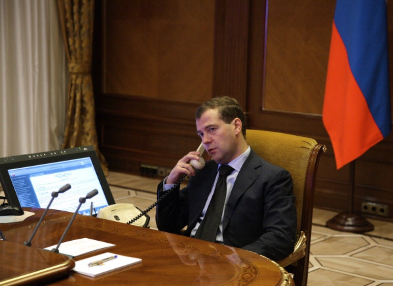 Дмирий Медведев говорит по телефону. Фото ©РИА Новости