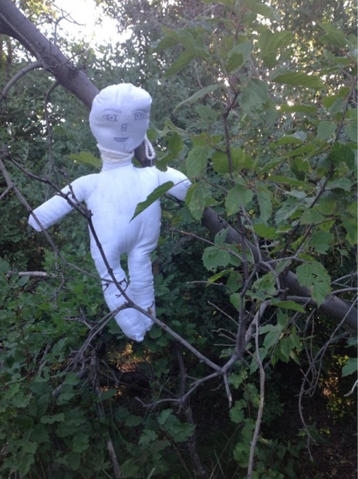 Водитель обнаружил кукол вблизи места ДТП. Фото с сайта uralskweek.kz