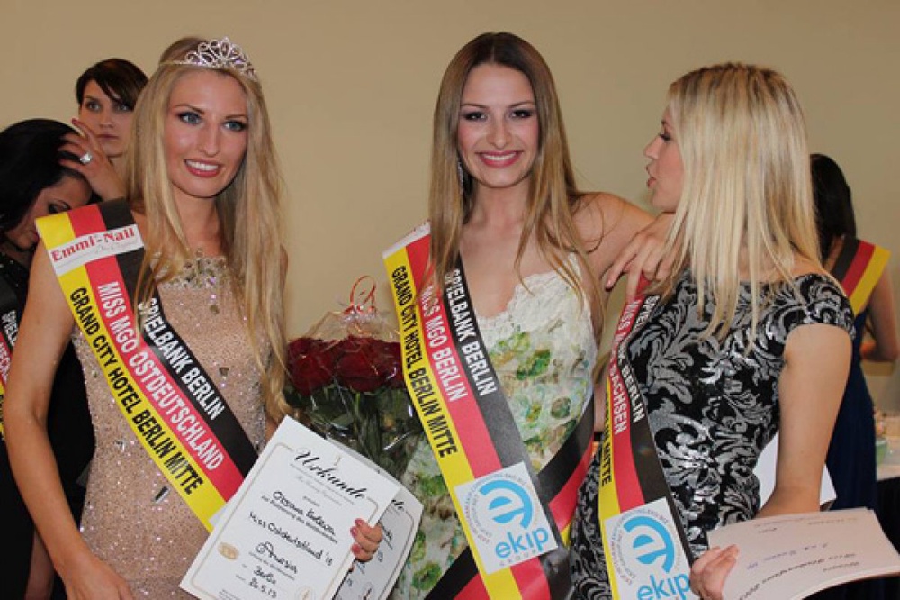 Елена Шмидт на конкурсе "Мисс Берлин-2013" (в центре). Фото из личного архива
