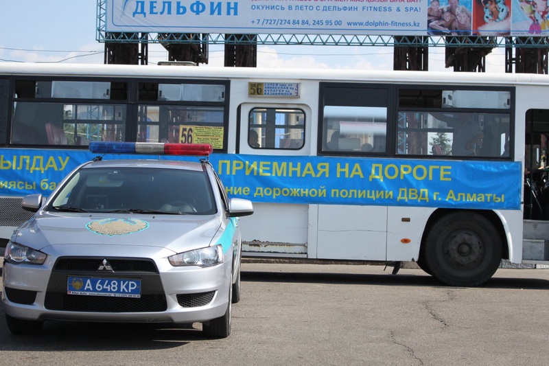 В Алматы дорожные полицейские организовали мобильные пункты приема жалоб и предложений.
Фото ©Владимир Прокопенко 