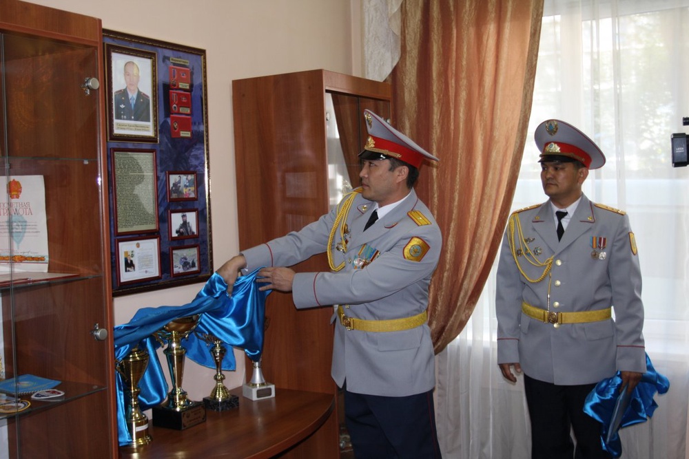 Командир отряда "Сункар" открывает памятный стенд. Фото ©Алишер Ахметов