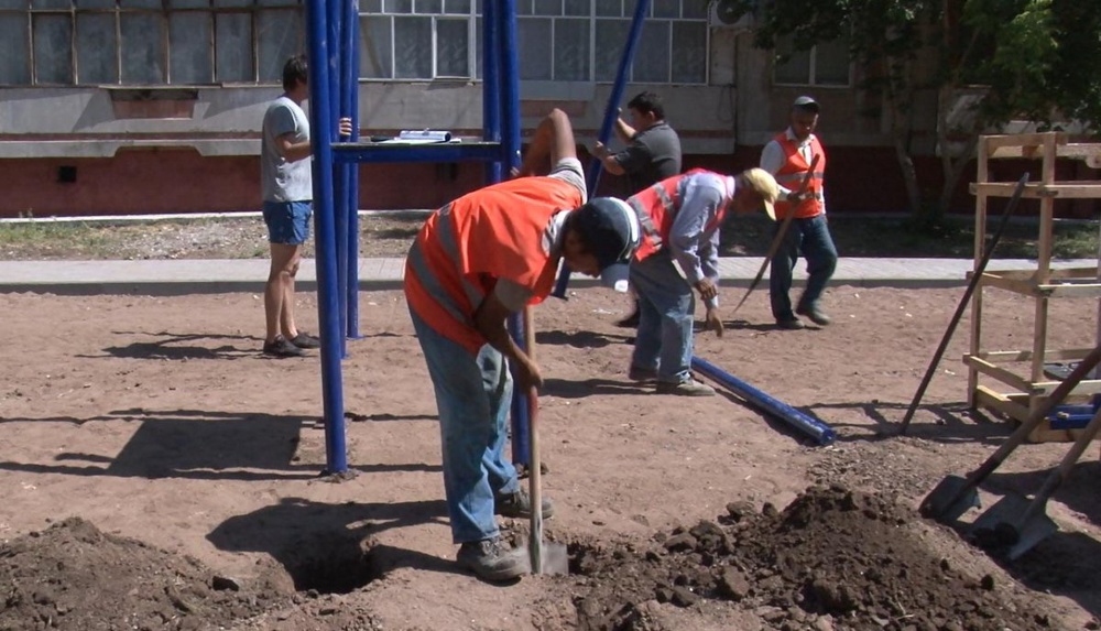 Строительство детской площадки. Кадр Tengrinews TV