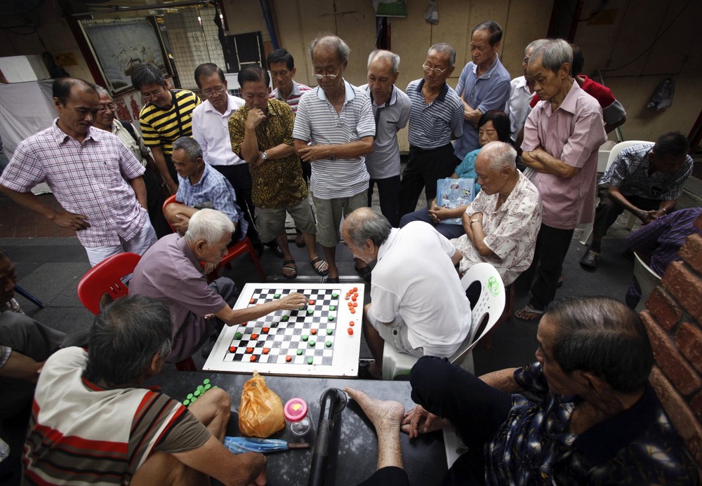 Пожилые китайцы играют в шашки. Фото ©REUTERS