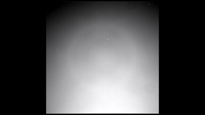 Фобос в ночном марсианском небе. Изображение марсохода Curiosity 