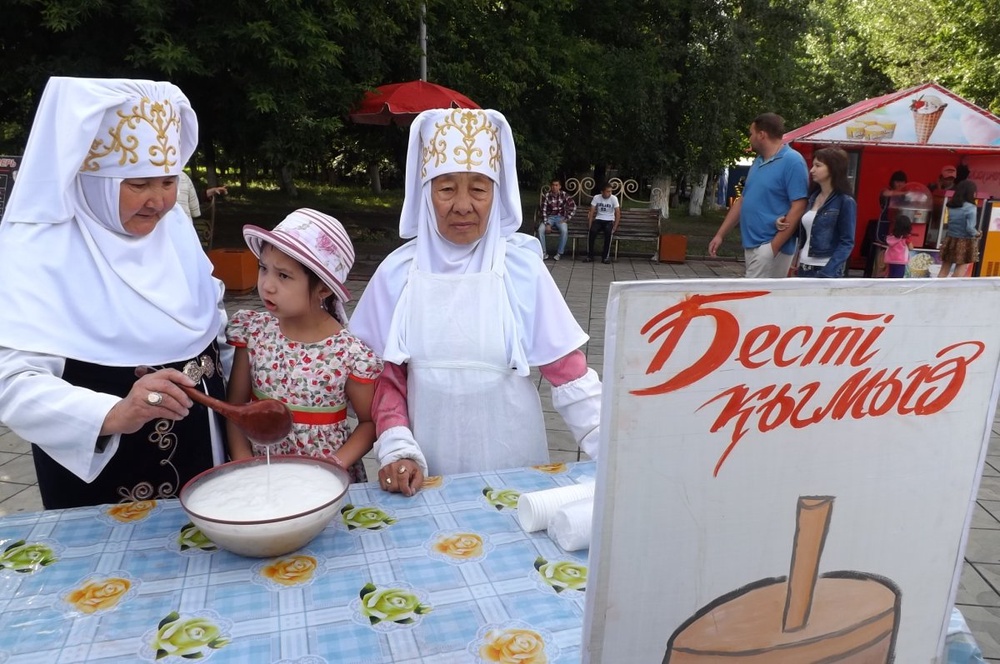 Праздничные гулянья были организованы в Центральном парке города. Фото Руслан Шакабаев©