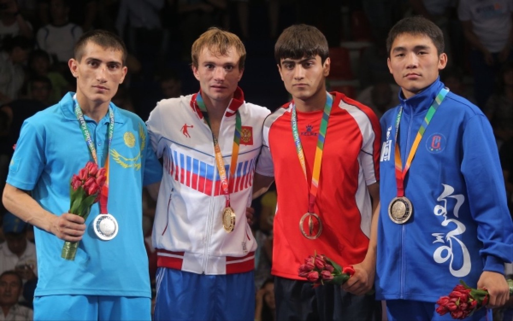 Рустам Рустамов (крайний слева) - серебряный медалист Универсиады. Фото РИА Новости