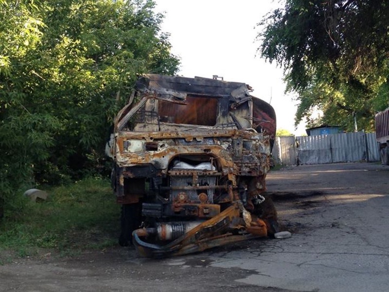 Сгоревший бензовоз стоит на обочине дороги из аэропорта. Фото ©Алмас Чукин