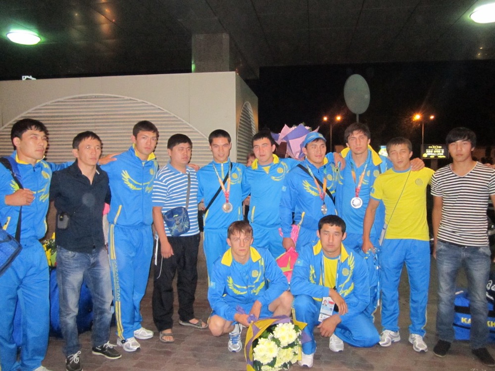 Участники Универсиады в Казани в аэропорту. Фото ©ОМП акимата Алматы
