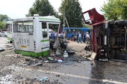 Автобус разорвало на части после столкновения с грузовиком в Москве