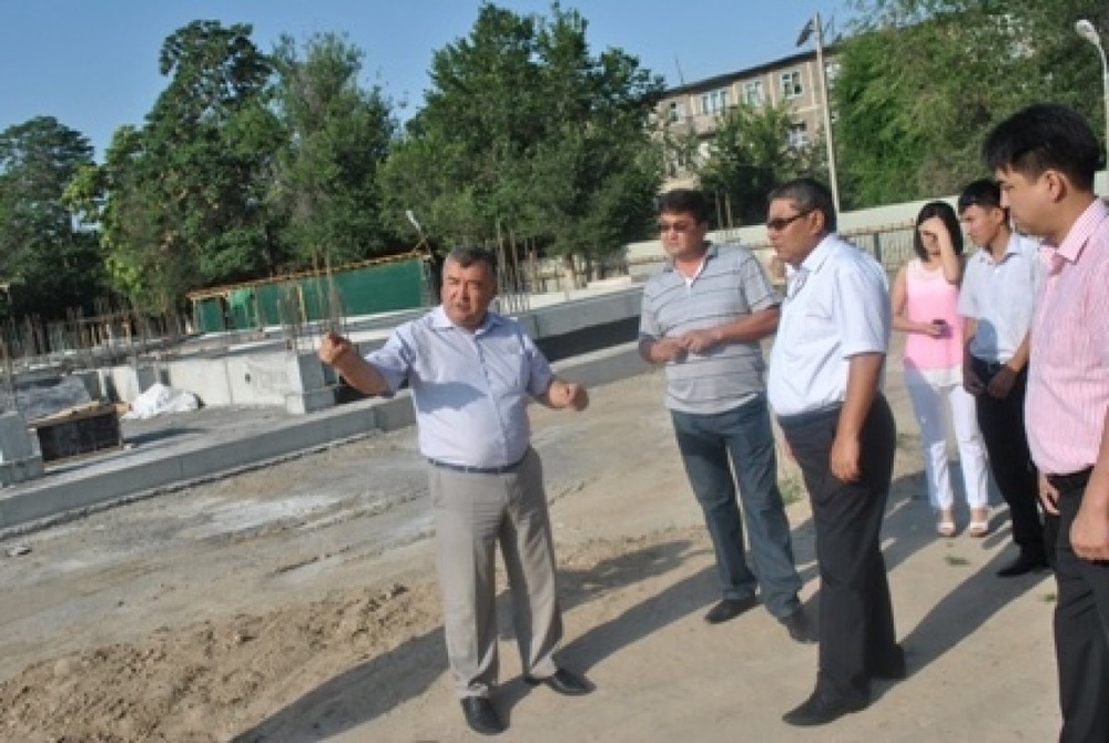 Мэр Оша Мелис Мырзакматов ознакомился с ходом строительства школы имени Нурсултана Назарбаева. Фото ©tengrinews.kz