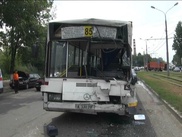 При столкновении устроивших гонки автобусов пострадали 17 человек в Алматы