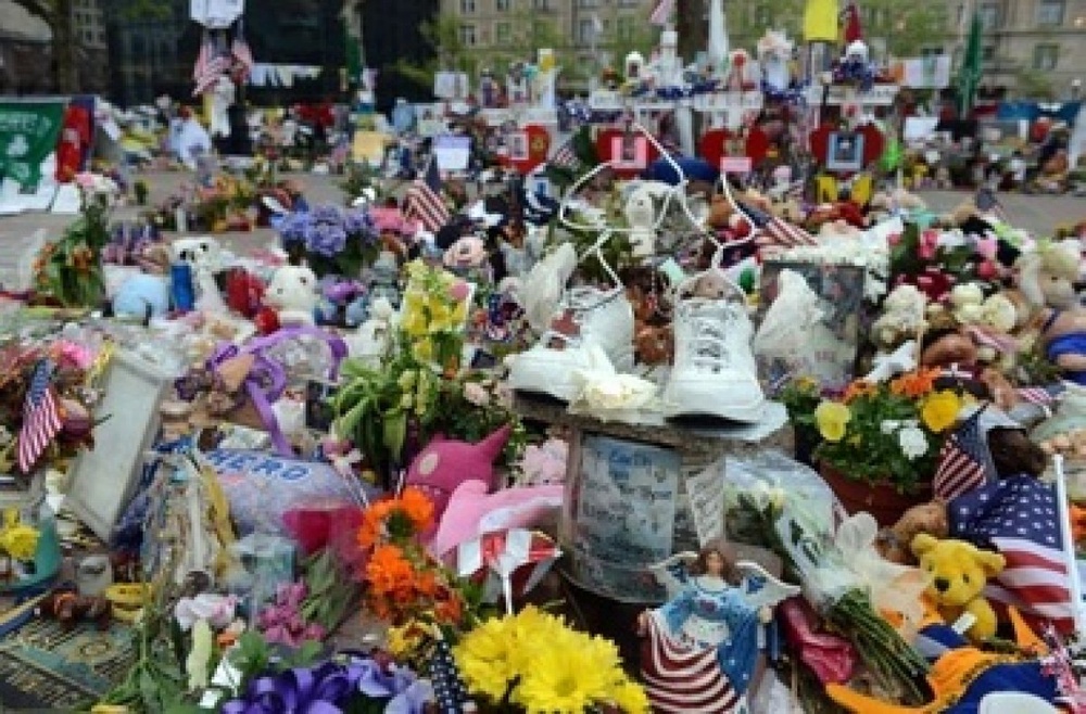 Жители возлагают цветы памяти погибшим во время теракта в Бостоне. Фото с сайта Segodnya.ua