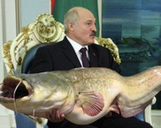 Лукашенко поймал сома ростом с человека