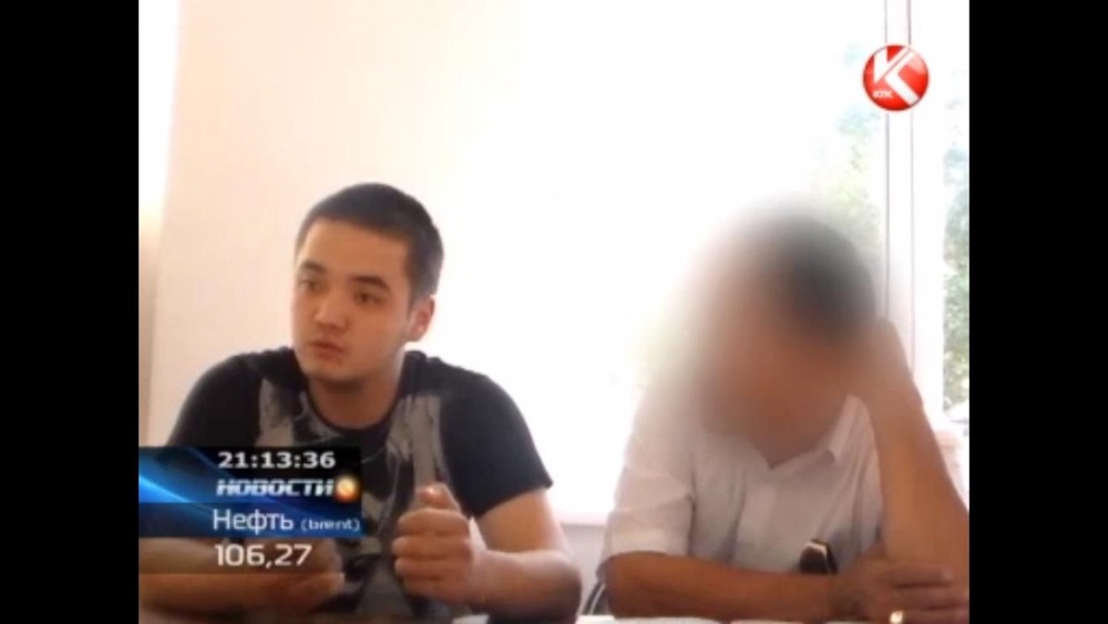 Молодой человек (слева) признается в убийстве. Кадр телеканала КТК