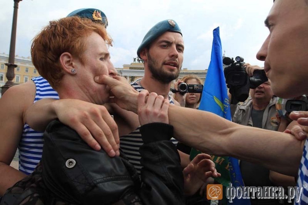 Гей-активист на Дворцовой площади решил защитить права секс-меньшинств одиночным пикетом. Фото с сайта fontanka.ru
