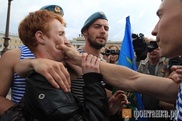 Акция гей-активиста привела к драке десантников и бойцов ОМОНа в Петербурге