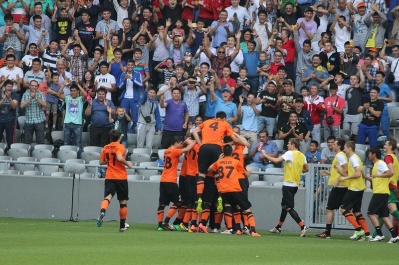 Футболисты "Шахтера" празднуют гол. Фото с сайта vesti.kz