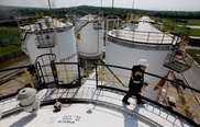 СМИ: Нефтебазы казахстанских НПЗ заполнены "под завязку"