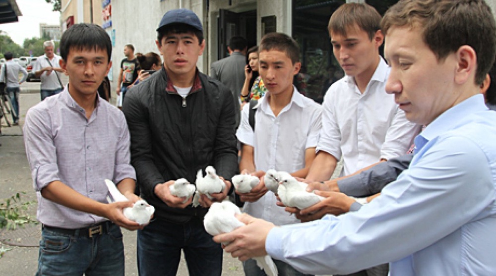 Письмо с просьбой вернуть Аблязова отправили голубиной почтой Олланду студенты Алматы.
Фото ©Владимир Прокопенко