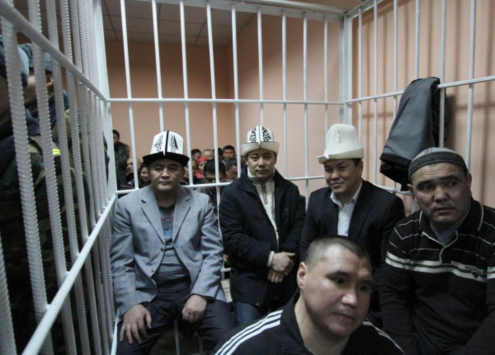 Депутаты Камчыбек Ташиев, Садыр Жапаров, Талант Мамытов на втором плане слева направо. Фото ©РИА Новости