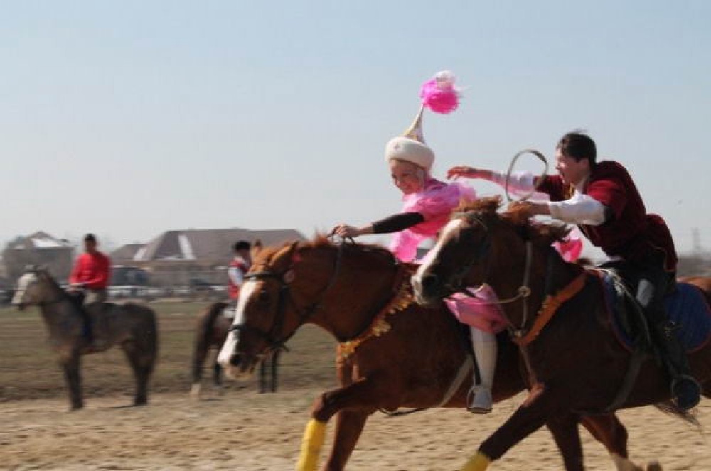Национальная конная игра "Кыз куу". Фото с сайта shimkent.info