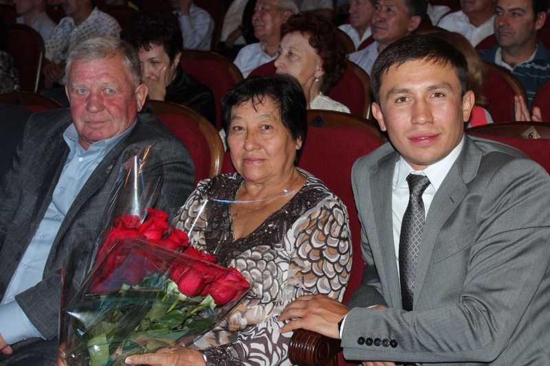 Геннадий Головкин с родителями на собрании, посвященном празднованию Дня шахтеров в Караганде. Фото Vesti.kz©