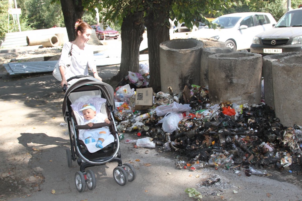Для многих алматинцев мусорные кучи возле домов - ежедневная проблема. Фото ©Алишер Ахметов