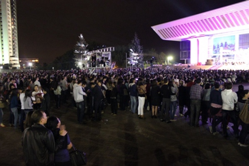 Концерт перед Дворцом Республики. Фото с сайта misk.org.kz