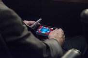 Сенатор Маккейн играл в покер на iPhone во время слушаний по Сирии