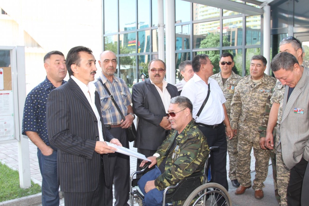 Представители ветеранских организаций прибыли к зданию Генерального консульства США в Алматы. Фото ©Алишер Ахметов
